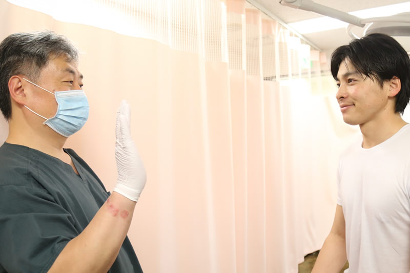プロテーゼの手術が終わった男性の患者
