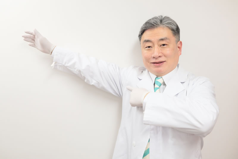 共立美容外科で行っているわきボトックスについて解説する医師