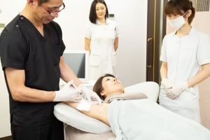 ミラドライの前に麻酔をする医師と看護師