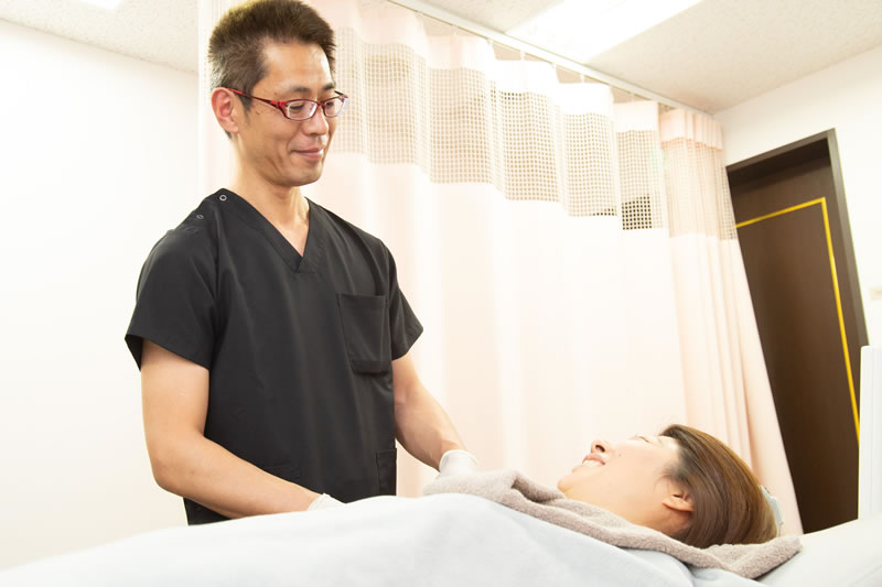 ミラドライの治療後の説明事項を話す医師