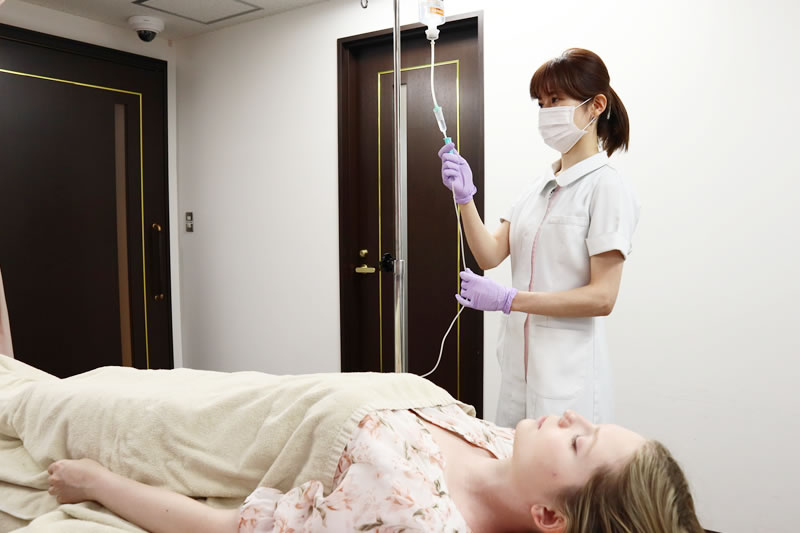 不死化を点滴する看護師