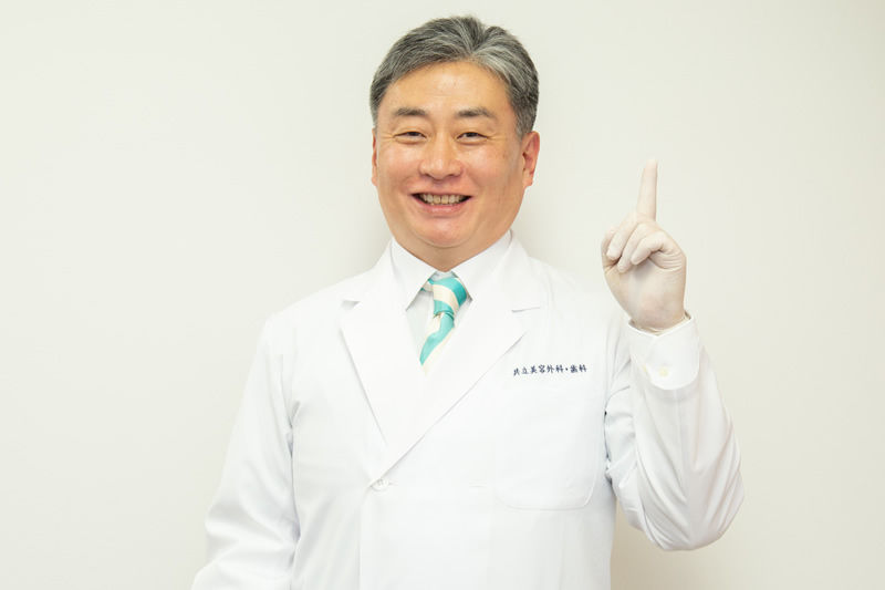 人差し指を立てている美容外科医