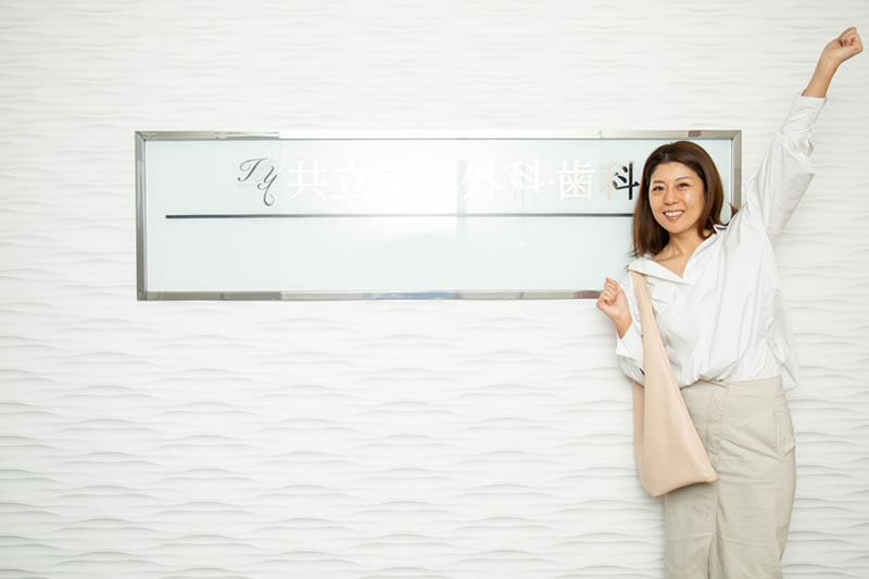 共立美容外科のエントランスで写真を撮る女性
