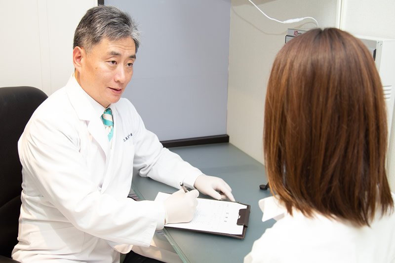 医師が患者に説明しているところ