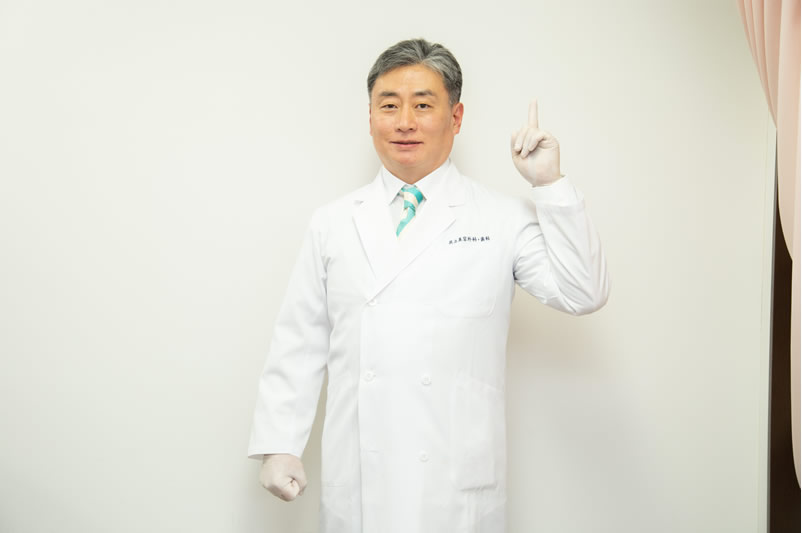 医師が指を立てているところ
