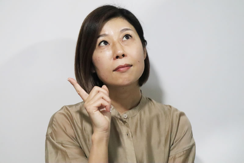 口コミを考察する女性
