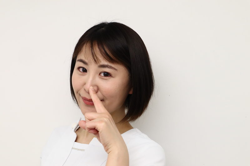 団子鼻の手術を説明する看護師