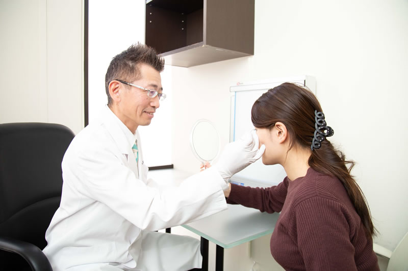 奥二重のカウンセリングをする医師と患者