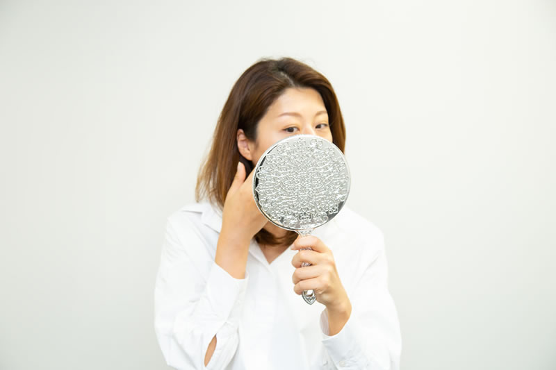 奥二重を悩む女性