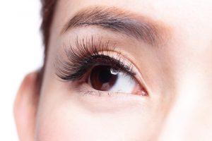 女性の右目のアップイメージ