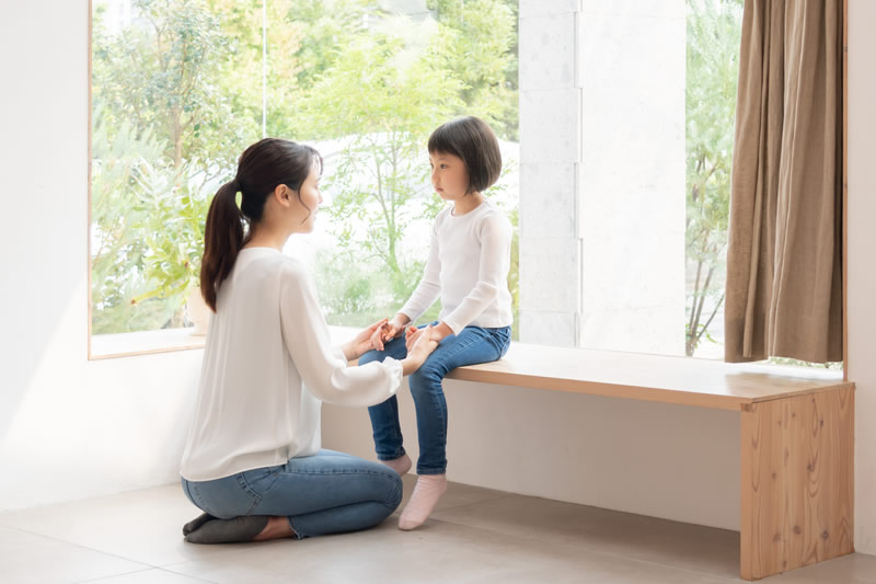 子どもと親が話しているところ