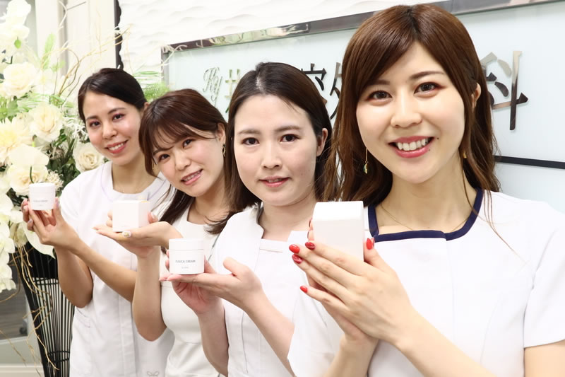 幹細胞コスメを手にする看護師