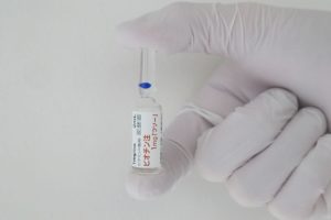 手に持たれているビオチン注1mgのアンプル1