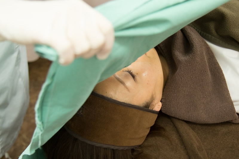 手術室でこれから鼻の手術を受ける女性