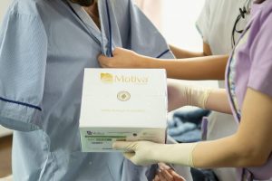 手術室でモティバを持つ医師