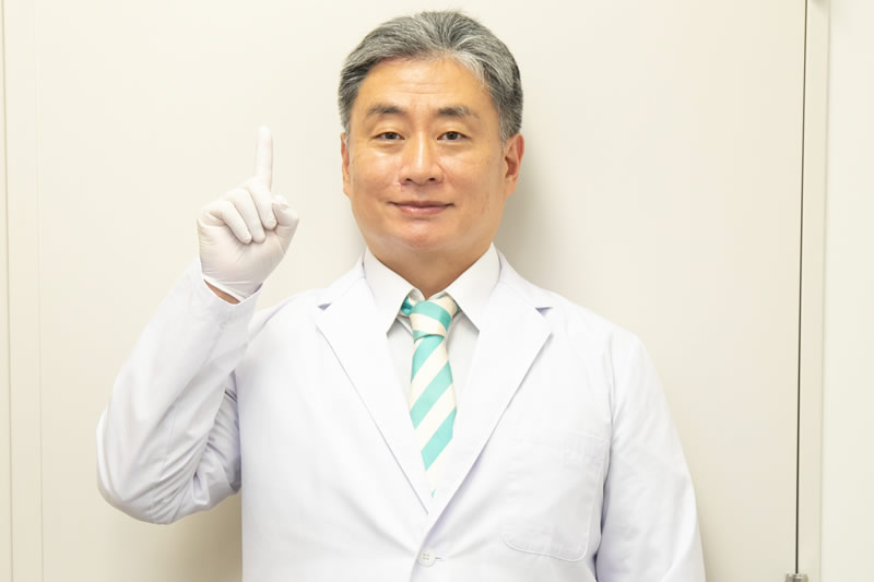 指を指している美容外科の医師