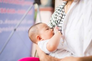 授乳をしている女性