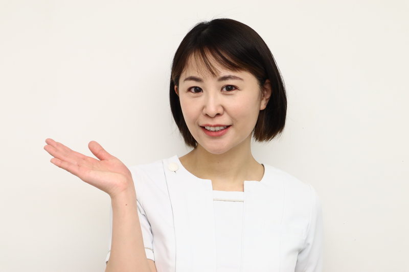 豊胸手術の注意点を説明する女性