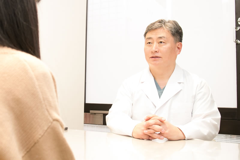 時間経過と共に発覚した目頭切開の失敗例を説明する医師