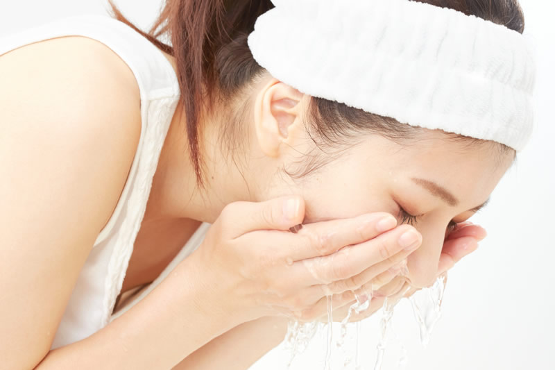 洗顔をしている女性