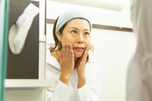 目の下のふくらみを気にする女性