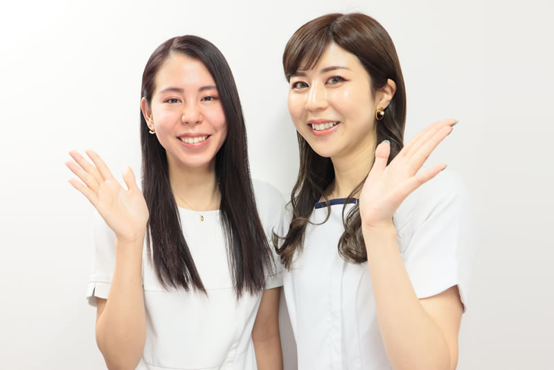 目頭切開で医師選びを間違うと起こるリスクを説明する２人の看護師