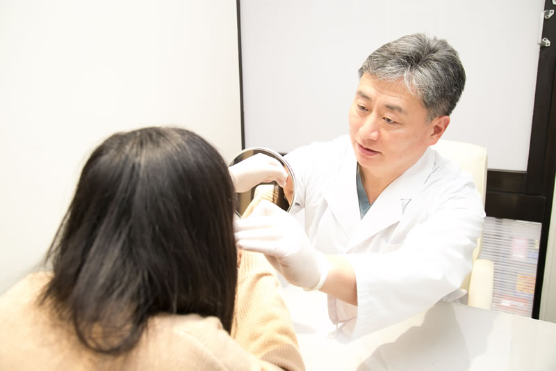 目頭切開のカウンセリングをする医師