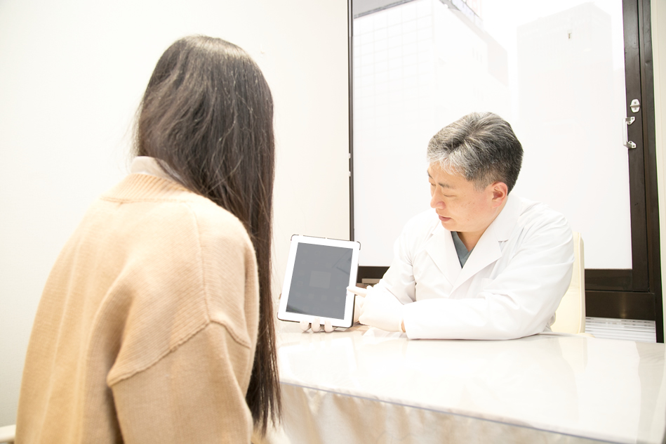 目頭切開のメリットを説明する医師