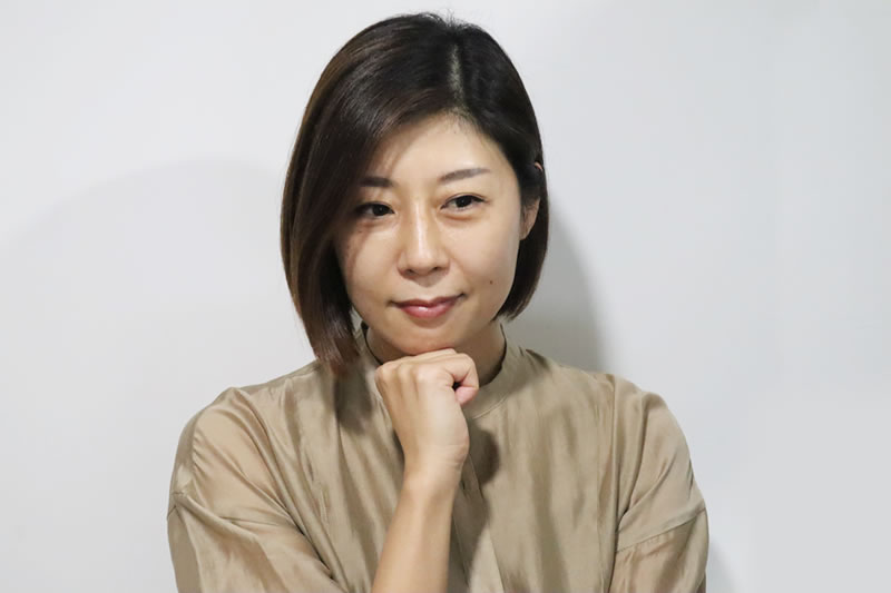 目頭切開の失敗例を考える女性