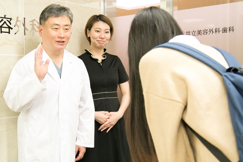 目頭切開の手術の後見送る医師