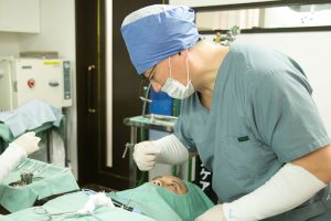 目頭切開の手術をしている医師
