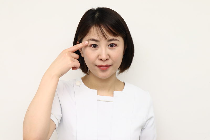 眼瞼下垂の費用の相場を説明する看護師