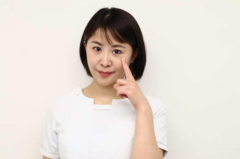 眼瞼下垂手術のトラブル事例を説明する看護師