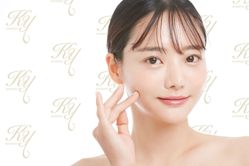 素肌を見せる20代女性 (1)