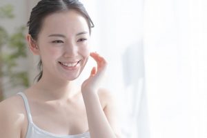 素肌を見せる30代女性