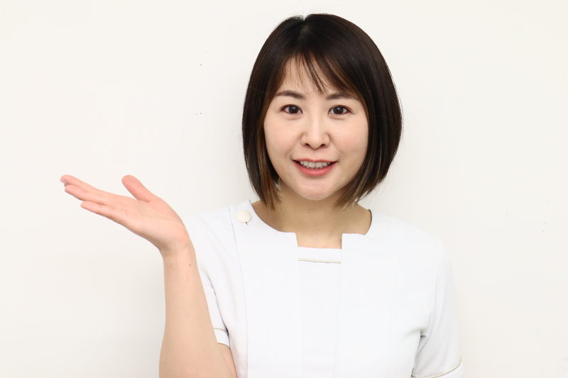 美容外科の選び方の説明をする看護師