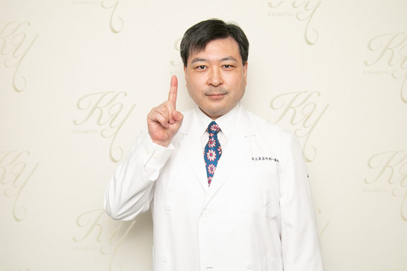 美容外科医がこちらを向いているところ