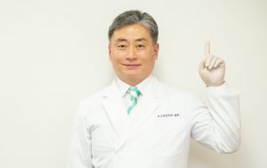 美容外科医が指をさしているとこと