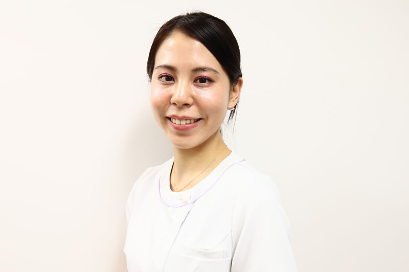 美肌注射の成分を説明する看護師