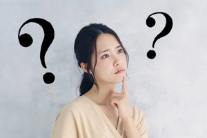 考え込んでいる女性