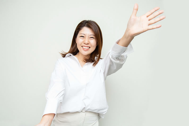 脇を見せる女性