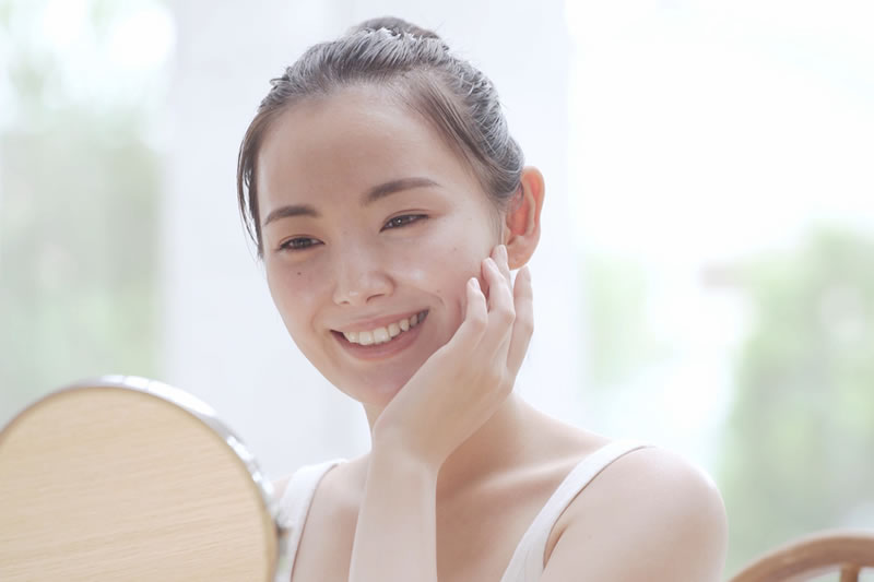 鏡を見る30代の女性