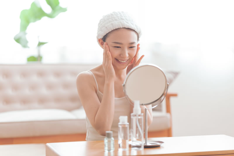鏡を見る30代の女性