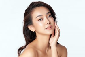 頬の手をおいている女性