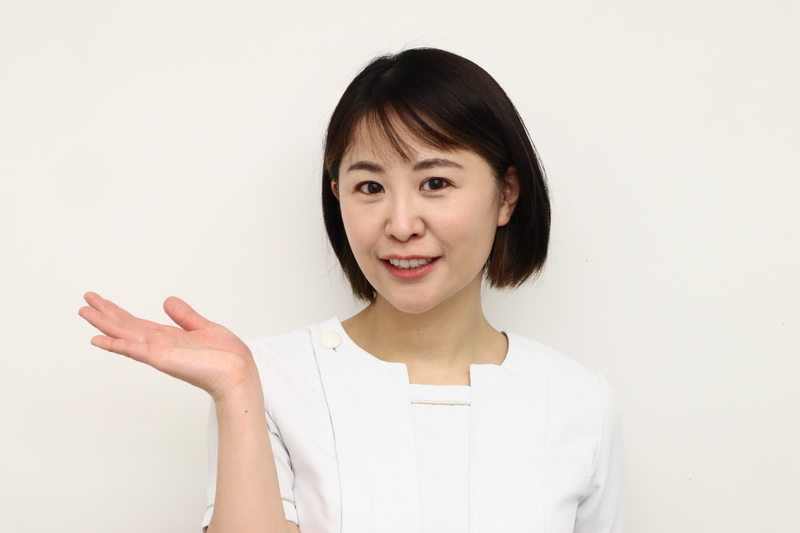 鼻のプロテーゼの入れ替えのメリットデメリットを説明する看護師