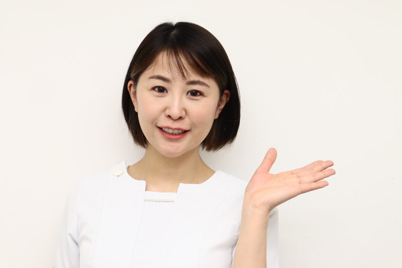 鼻のプロテーゼの見分け方を解説する看護師