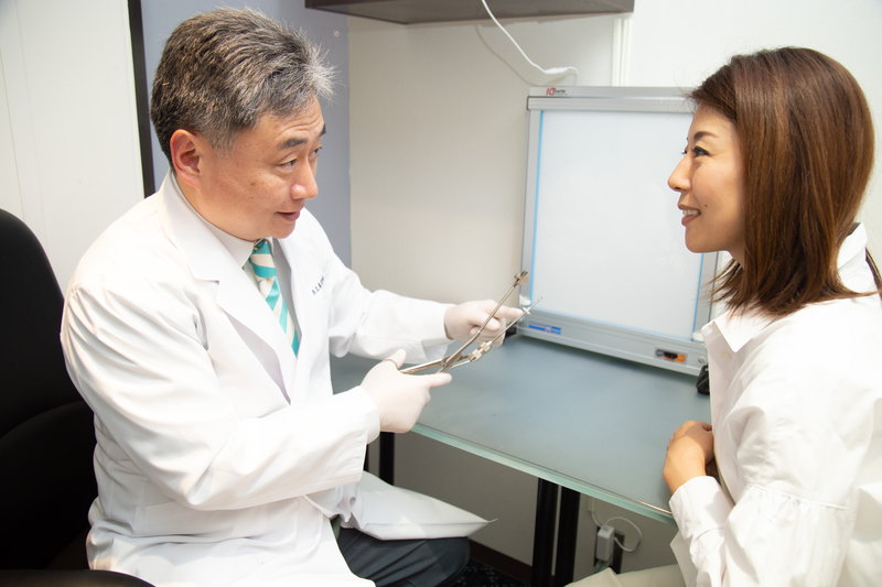 わきが手術とわきが治療の基本と考え方を説明している医師と患者