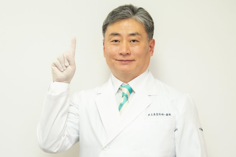 わきがのセルフチェック方法を説明している美容外科医