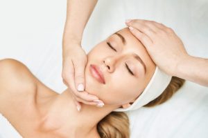 エステで施術を受ける女性