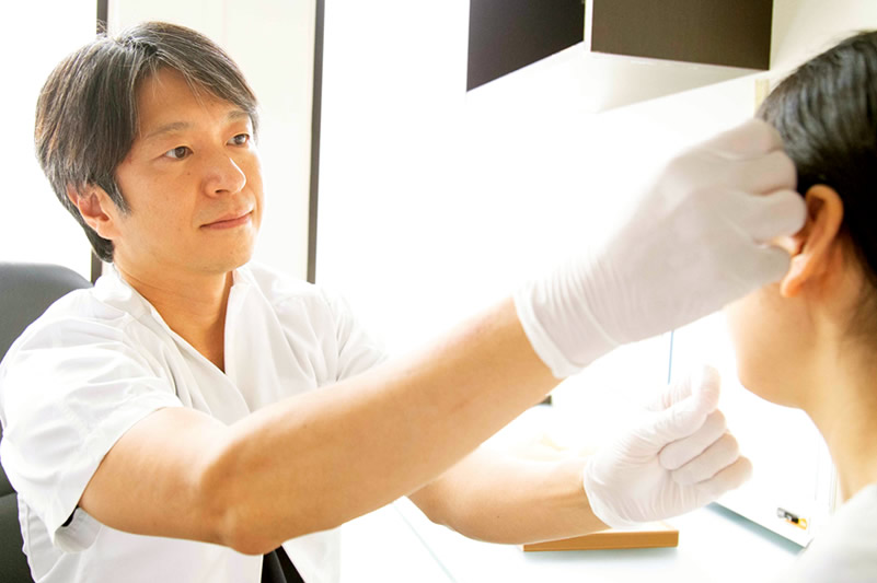 シミを診断する医師